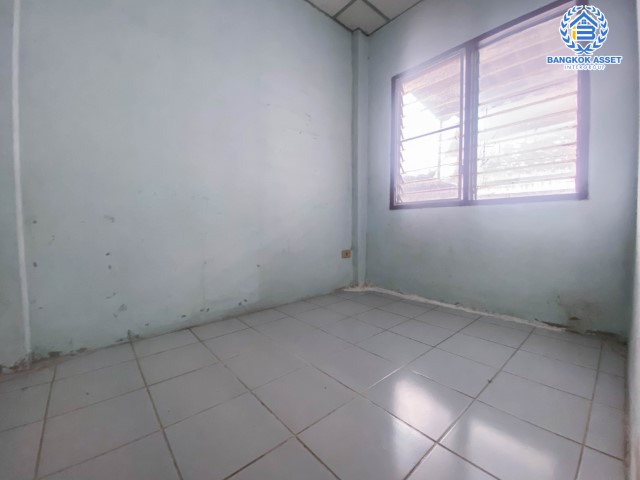 *****ทาวน์โฮมมือสองสมุทรสาคร  หมู่บ้าน พงษ์ศิริชัย2 เพชรเกษม เนื้อที่ 17 ตร.ว. ฟังก์ชัน 4 ห้องนอน 3 ห้องน้ำ สามารถจอดรถได้ 1 คัน ทำเลดี โครงการติดถนนเพชรเกษม เชื่อมต่อหลายเส้นทาง ใกล้รถไฟฟ้าสายสีน้ำเงิน "สถานีหลักสอง" จองเลย!